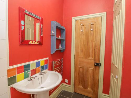 W łazience znajduje się umywalka i lustro. w obiekcie Tom Heights w mieście Ambleside