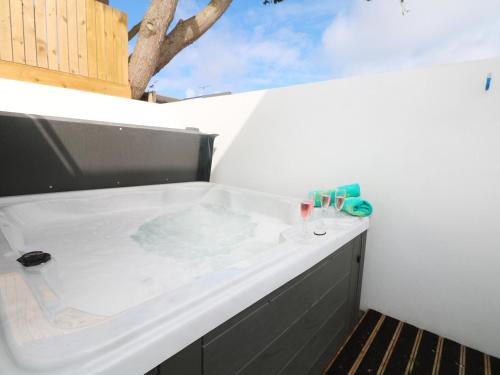 y baño con bañera. en An Drowes, en Newquay