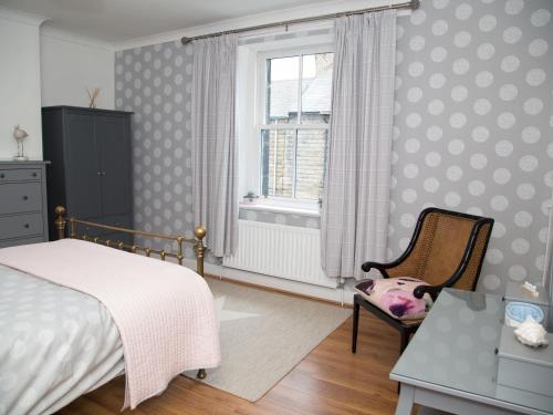 En eller flere senge i et værelse på Seashell Cottage