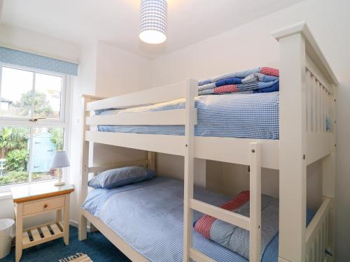 um quarto com 2 beliches e uma cama em 2 The Cottages em Ludgvan