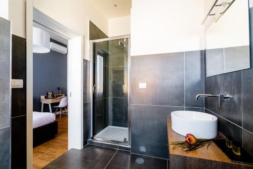 uma casa de banho com um lavatório e um chuveiro em Le Stanze Di Catia em Florença