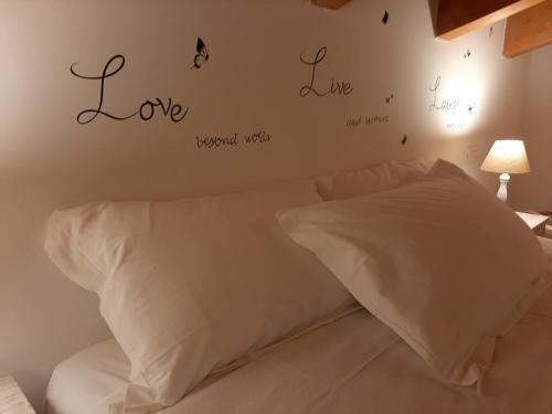 a bedroom with a bed with words on the wall at Agriturismo N'Uova Campagna in Bologna