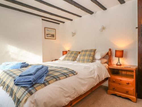 A bed or beds in a room at Wadham Cottage