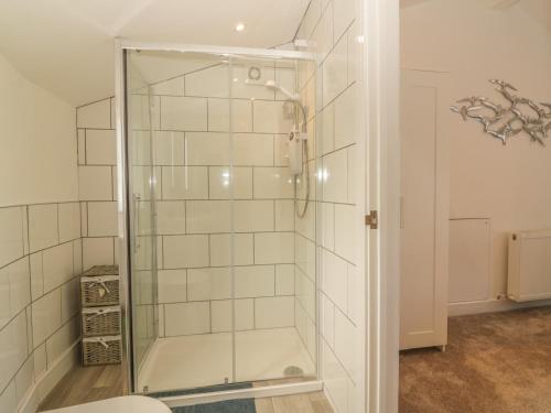 eine Dusche mit Glastür im Badezimmer in der Unterkunft Harbour View Retreat in Brixham