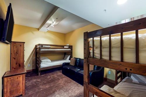 Katil dua tingkat atau katil-katil dua tingkat dalam bilik di Tree Tops