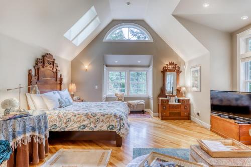 阿克塔的住宿－Serene Redwood Retreat，一间带大床和电视的卧室