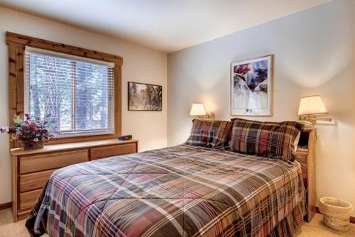 Cama ou camas em um quarto em Ski-InandSki-Out Northstar Condo Near Lake Tahoe!