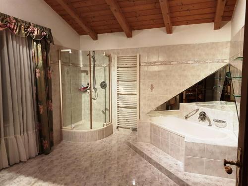 Phòng tắm tại Speckbichlhaus inkl. Chiemgaukarte