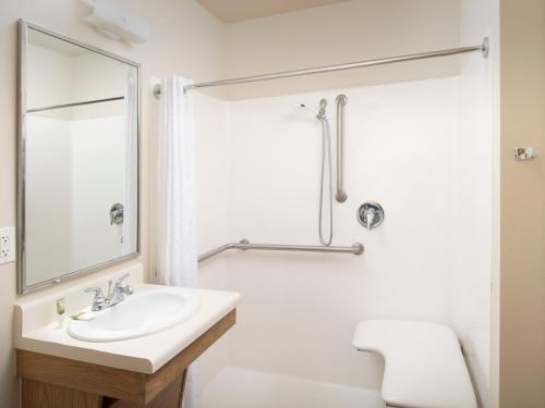 y baño con lavabo y espejo. en WoodSpring Suites Wilkes-Barre en Wilkes-Barre