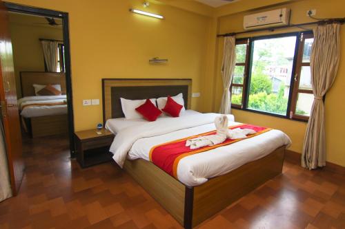 Una cama o camas en una habitación de Jungle Safari Lodge- Serenity in the Wild