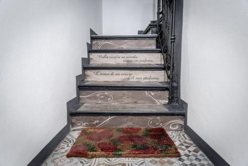 a stairway with a rug on the floor at Casa Del Profumo in Piacenza