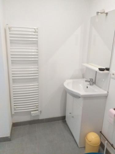 Ένα μπάνιο στο L'appartement de la grange