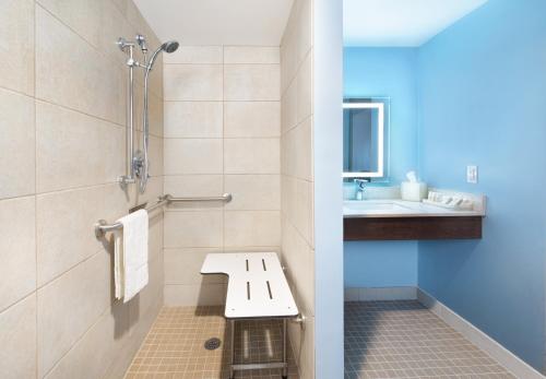 Ванна кімната в Hotel Indigo Cleveland Beachwood, an IHG Hotel