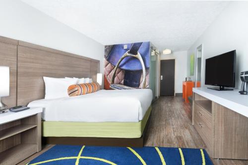 TV a/nebo společenská místnost v ubytování Hotel Indigo Cleveland Beachwood by IHG