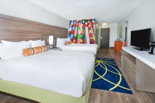 Postel nebo postele na pokoji v ubytování Hotel Indigo Cleveland Beachwood by IHG