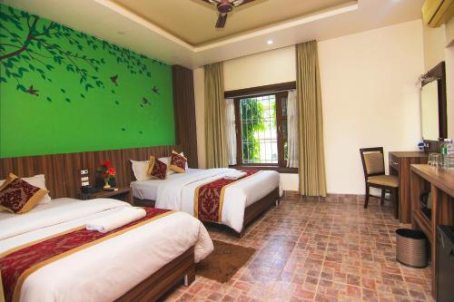 Una cama o camas en una habitación de Jungle Safari Lodge- Serenity in the Wild