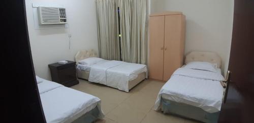 سرير أو أسرّة في غرفة في Wahat AlBaraka Hotel واحة البركة