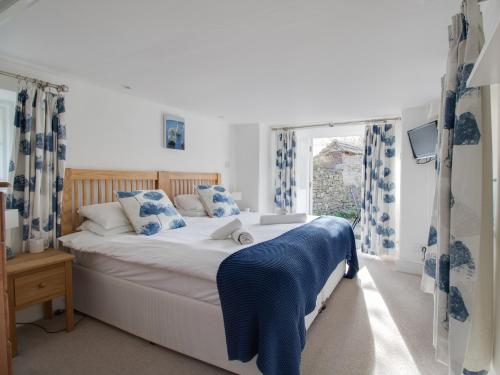 A bed or beds in a room at Farrier's Lodge