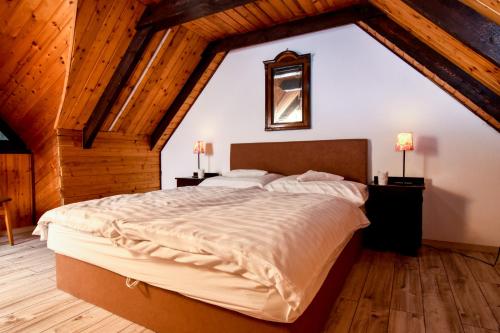 Ένα ή περισσότερα κρεβάτια σε δωμάτιο στο Bohém Birtok és Csárda