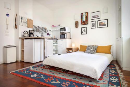 una camera con un letto bianco e un tappeto di RIVER BALCONY a Verona