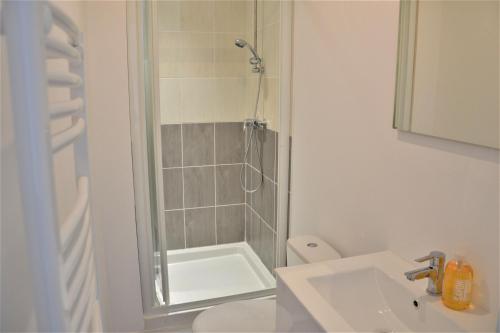 a bathroom with a shower and a toilet and a sink at La Belle Aultoise, 4 chambres, WIFI, Vue mer, Baie de Somme in Ault