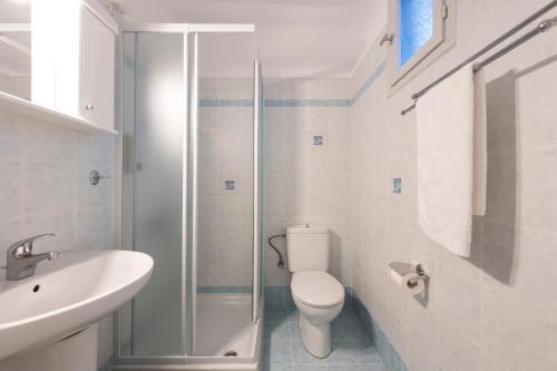 een badkamer met een toilet, een wastafel en een douche bij Angeliki Seaside Hotel in Aliki