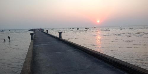 a pier in the water with a group of boats at Yahle Villa เยห์เล่วิลล่า in Chao Lao Beach