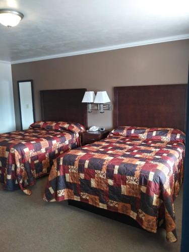 Łóżko lub łóżka w pokoju w obiekcie Centennial Motel