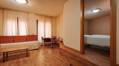 Ένα ή περισσότερα κρεβάτια σε δωμάτιο στο JCH Congreso Apartamentos