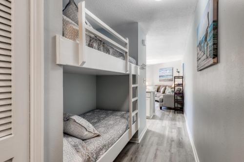 a small bedroom with a bunk bed in a room at Gulf View II in Destin