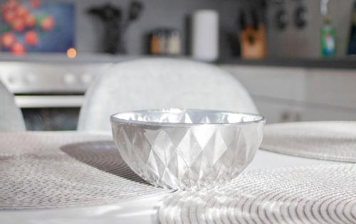 a glass bowl sitting on top of a table at Apartment von Schivelbusch in Markkleeberg