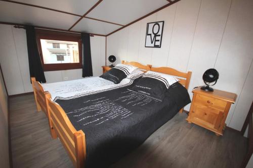 une chambre avec un grand lit dans une pièce dans l'établissement Domaine de vacances à 600m de la plage animations piscines en supplément belle villa climatisée 3 chambres 6 couchages WIFI LRPDSK3, à Portiragnes