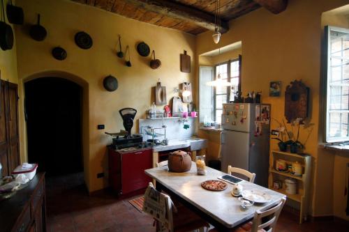 MombaruzzoにあるCasa Viscontiのキッチン(テーブル、冷蔵庫付)