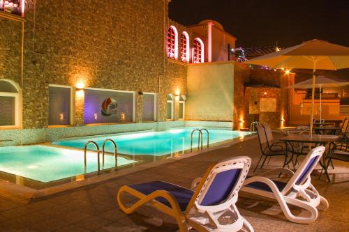 בריכת השחייה שנמצאת ב-Pioneer Hotel Apartments Muscat או באזור