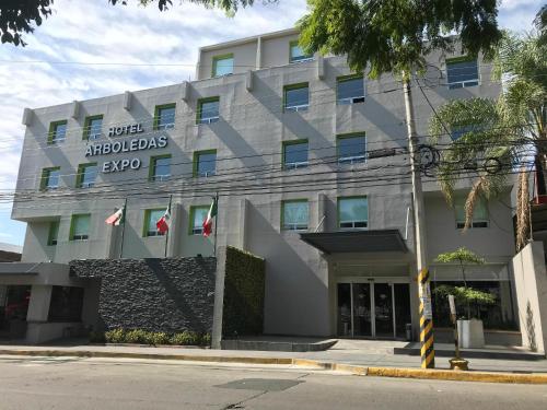 un edificio con un cartel en la parte delantera en Hotel Arboledas Expo, en Guadalajara