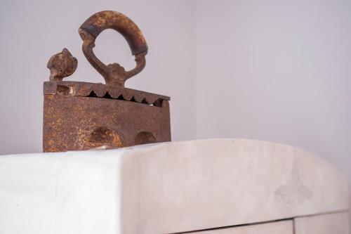 ein altes rostiges Vorhängeschloss auf einer weißen Wand in der Unterkunft The Bookies Apartments in Sofia