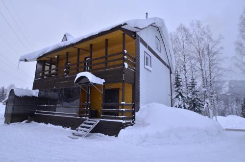 
Guest House U Lesa зимой

