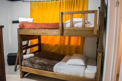 Krevet ili kreveti na kat u jedinici u objektu Ulucaho Hostel