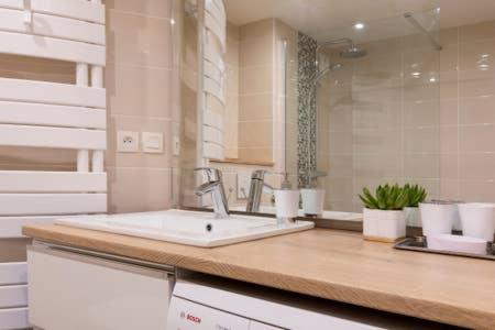 Photo de la galerie de l'établissement Appartement terrasse Stella Casino centre classé 3 étoiles, à Aix-les-Bains