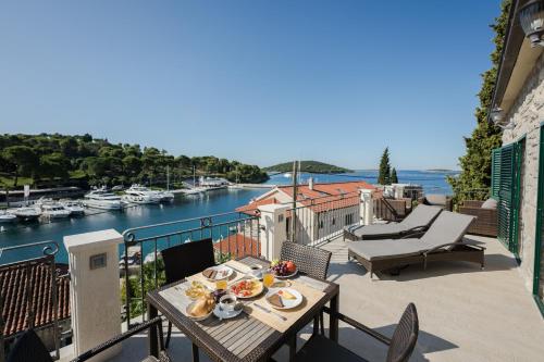 Φαγητό σε αυτό το διαμέρισμα ή κάπου εκεί κοντά