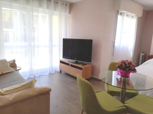 Photo de la galerie de l'établissement Appartement terrasse Stella Casino centre classé 3 étoiles, à Aix-les-Bains