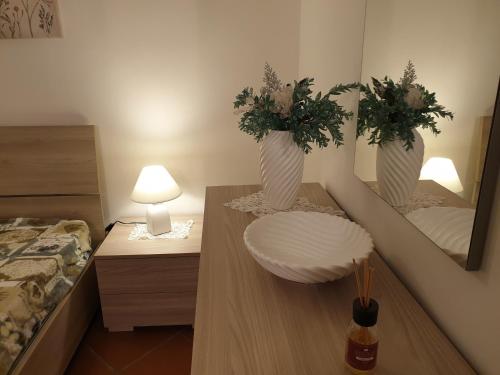 una camera da letto con due vasi con piante su un tavolo di 'novecento bed & breakfast ad Acquaviva delle Fonti
