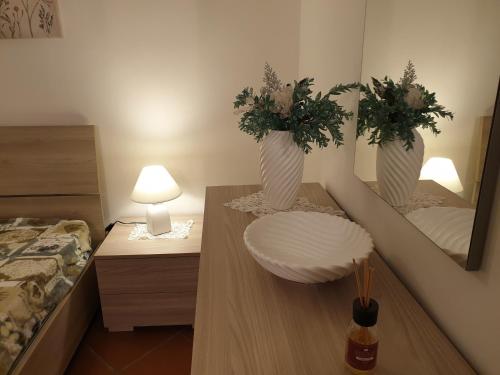 ein Schlafzimmer mit zwei Vasen mit Pflanzen auf dem Tisch in der Unterkunft 'novecento bed & breakfast in Acquaviva delle Fonti