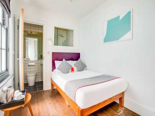Una cama o camas en una habitación de OYO Fab Guest House