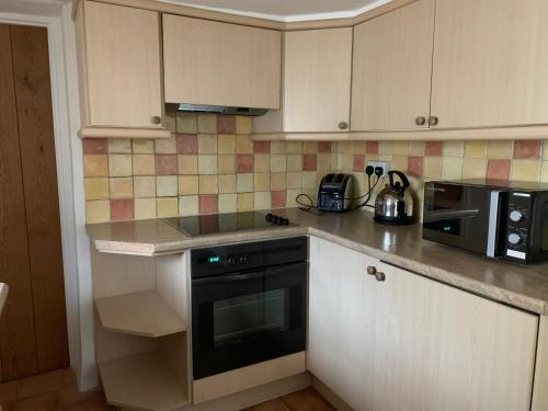 A kitchen or kitchenette at Bell Cottage 