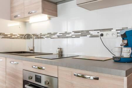 Photo de la galerie de l'établissement Appartement terrasse Stella Casino centre classé 3 étoiles, à Aix-les-Bains