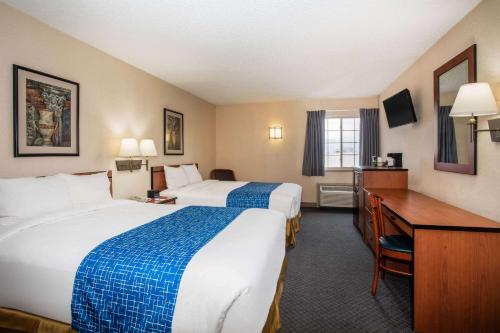 Postel nebo postele na pokoji v ubytování Travelodge by Wyndham Colorado Springs Airport - Peterson SFB