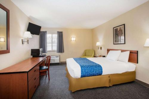 Foto da galeria de Travelodge by Wyndham Colorado Springs Airport/Peterson AFB em Colorado Springs