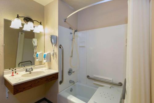 La salle de bains est pourvue d'une douche et d'un lavabo. dans l'établissement Super 8 by Wyndham Bemidji MN, à Bemidji