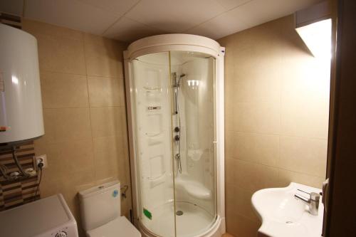 una doccia in un bagno con wc e lavandino di Casa Carmen 1 a Miami Platja